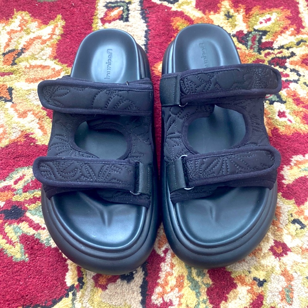 Desigual sandals size 8. Worn 1x but slightly too small sadly. Neoprene straps.